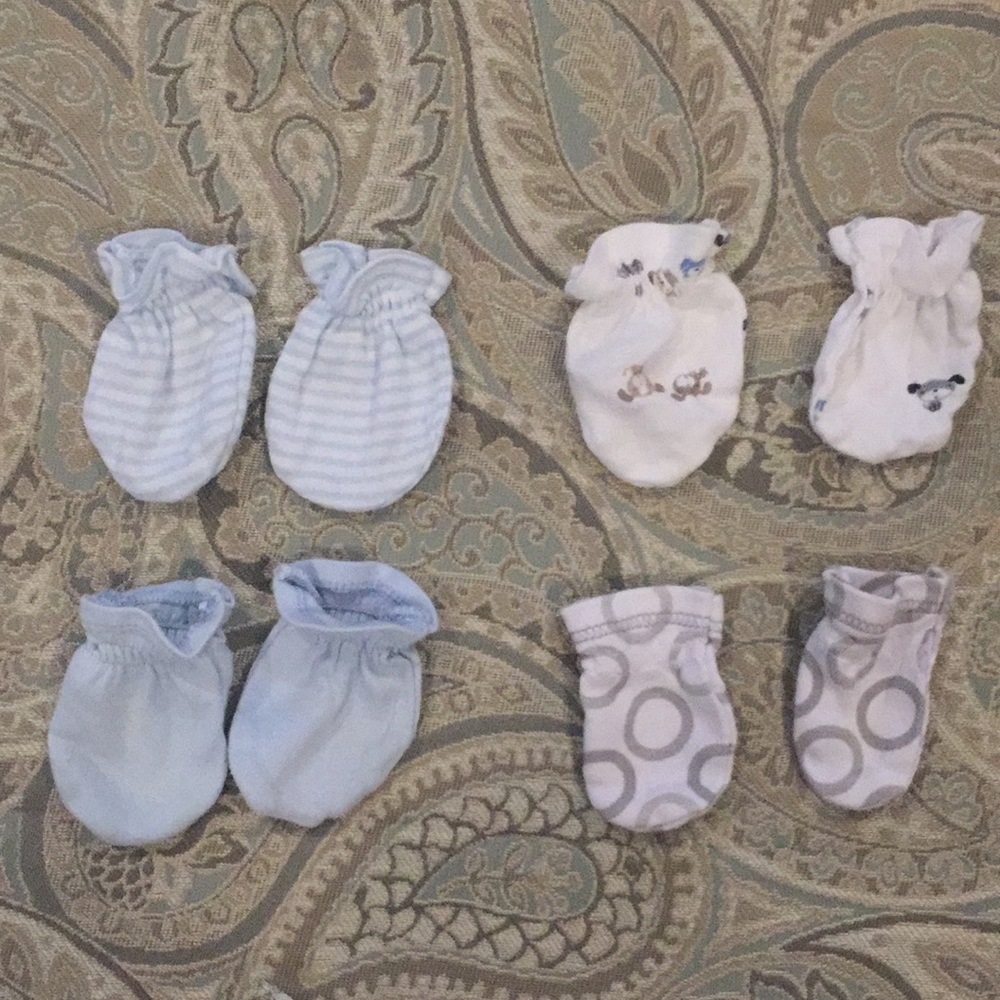 Set of 4 mittens for newborns